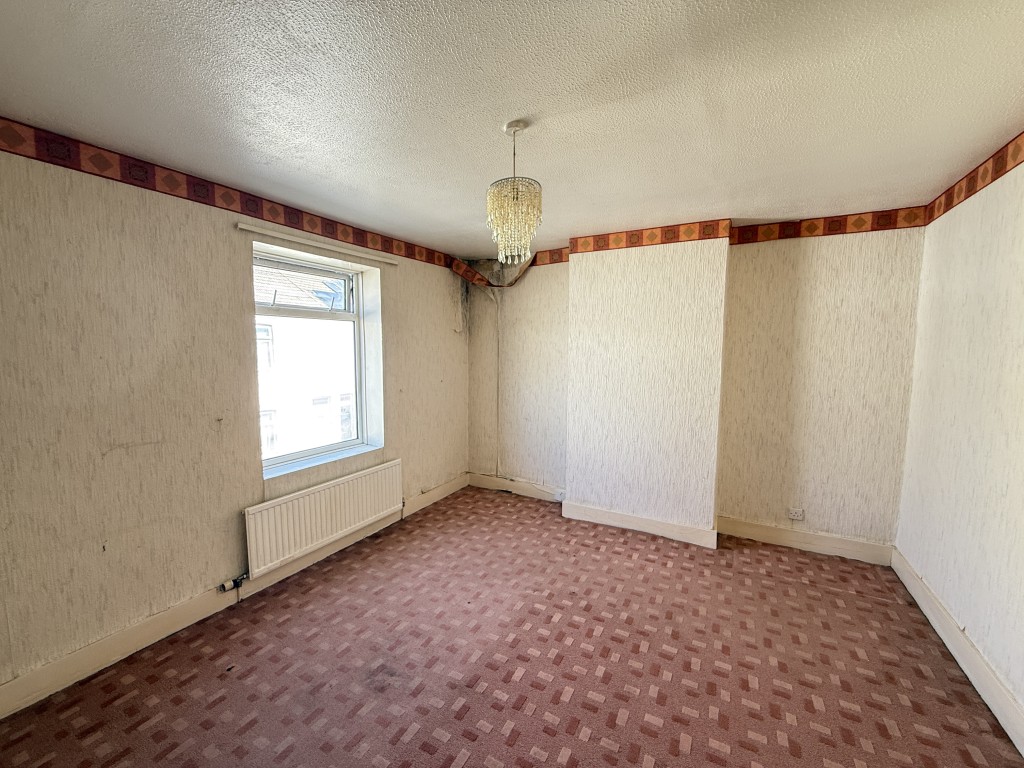 Lot: 109 - TWO-BEDROOM HOUSE IN NEED OF IMPROVEMENT - Bedroom one with carpet and wallpaper